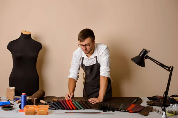 Kožená kabelka řemeslníky při práci — Stock fotografie