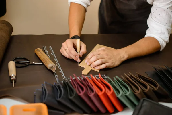Kožená kabelka řemeslníky při práci — Stock fotografie