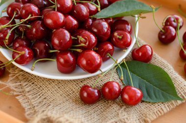 Ahşap bir masa üzerinde olgun çilek