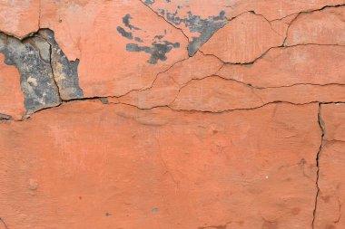 Çizik ve çatlaklarla dolu bir duvar parçası.