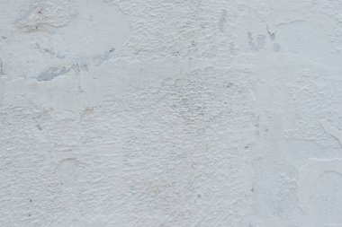 Çizik ve çatlaklarla dolu bir duvar parçası.