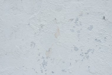 Çizik ve çatlaklarla dolu bir duvar parçası.