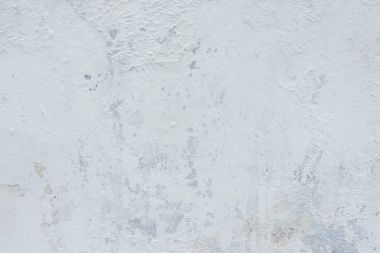 Çizik ve çatlaklarla dolu bir duvar parçası.