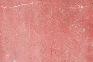 Çizik ve çatlaklarla dolu bir duvar parçası.