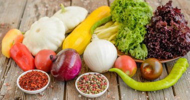 Vintage ahşap arka plan üzerinde Sebzeler