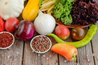 Vintage ahşap arka plan üzerinde Sebzeler