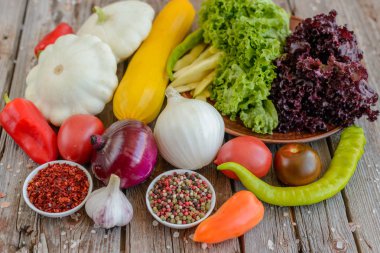 Vintage ahşap arka plan üzerinde Sebzeler