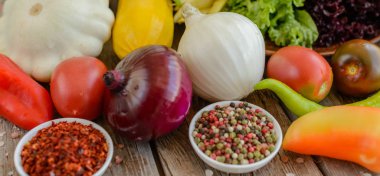 Vintage ahşap arka plan üzerinde Sebzeler