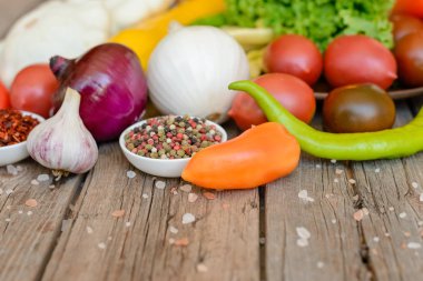 Vintage ahşap arka plan üzerinde Sebzeler