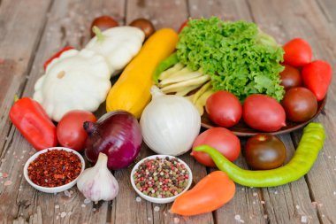 Vintage ahşap arka plan üzerinde Sebzeler