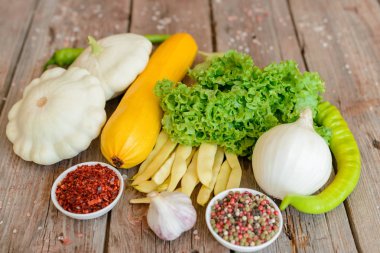 Vintage ahşap arka plan üzerinde Sebzeler