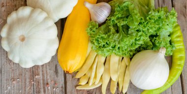 Antika ahşap arka plan - sonbahar hasat sebze. Kırsal natürmort