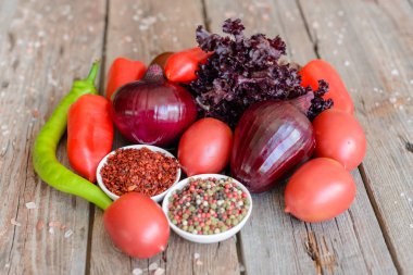 Vintage ahşap arka plan üzerinde Sebzeler