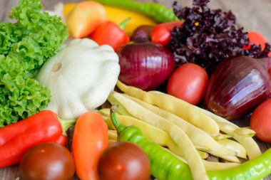 Vintage ahşap arka plan üzerinde Sebzeler