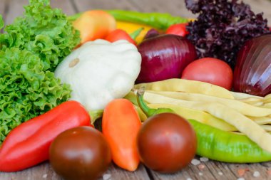 Antika ahşap arka plan - sonbahar hasat sebze. Kırsal natürmort