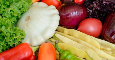 Antika ahşap arka plan - sonbahar hasat sebze. Kırsal natürmort