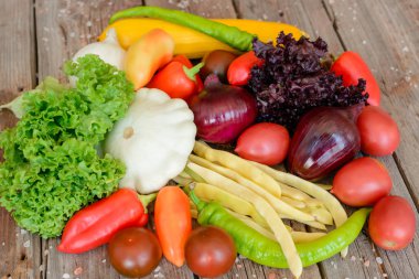 Vintage ahşap arka plan üzerinde Sebzeler