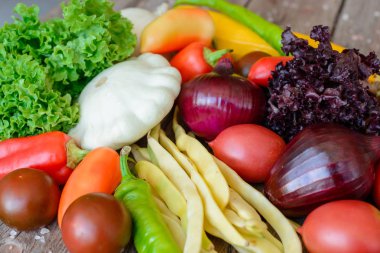 Antika ahşap arka plan - sonbahar hasat sebze. Kırsal natürmort