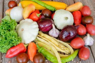 Antika ahşap arka plan - sonbahar hasat sebze. Kırsal natürmort