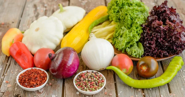 Vintage ahşap arka plan üzerinde Sebzeler