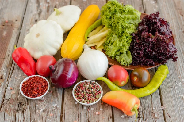 Vintage ahşap arka plan üzerinde Sebzeler