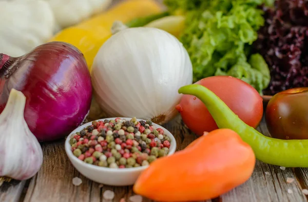 Antika ahşap arka plan - sonbahar hasat sebze. Kırsal natürmort