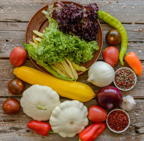 Vintage ahşap arka plan üzerinde Sebzeler