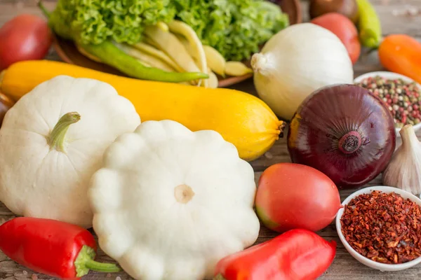 Vintage ahşap arka plan üzerinde Sebzeler