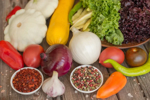 Antika ahşap arka plan - sonbahar hasat sebze. Kırsal natürmort