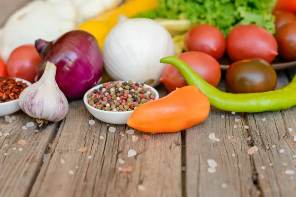 Vintage ahşap arka plan üzerinde Sebzeler