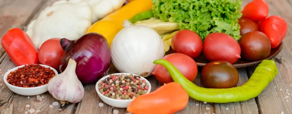 Antika ahşap arka plan - sonbahar hasat sebze. Kırsal natürmort