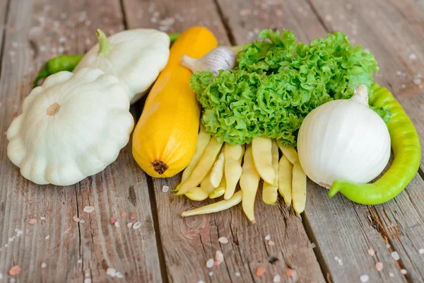 Vintage ahşap arka plan üzerinde Sebzeler
