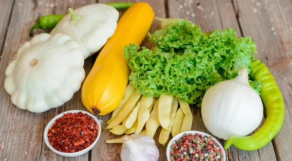 Antika ahşap arka plan - sonbahar hasat sebze. Kırsal natürmort