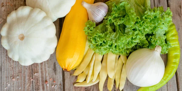 Antika ahşap arka plan - sonbahar hasat sebze. Kırsal natürmort