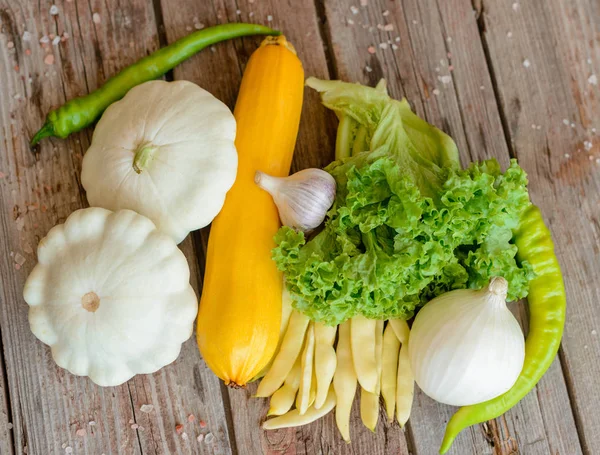 Antika ahşap arka plan - sonbahar hasat sebze. Kırsal natürmort