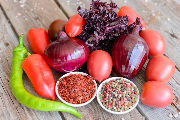 Antika ahşap arka plan - sonbahar hasat sebze. Kırsal natürmort