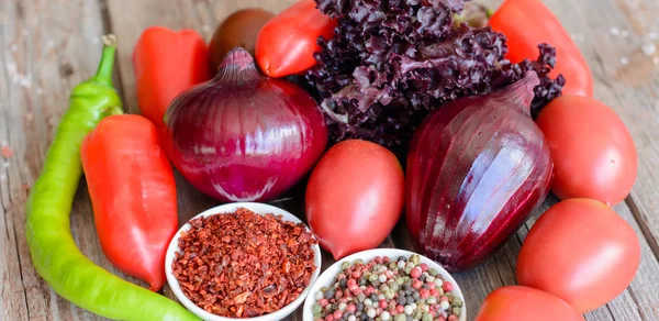 Vintage ahşap arka plan üzerinde Sebzeler