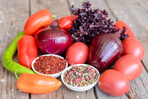 Vintage ahşap arka plan üzerinde Sebzeler