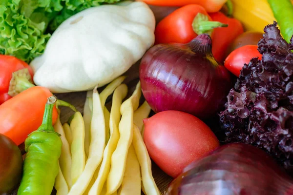 Antika ahşap arka plan - sonbahar hasat sebze. Kırsal natürmort