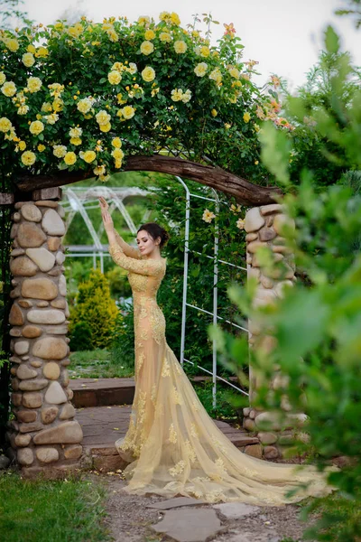 Beautiful fashion bride, sweet and sensual — Stock Photo, Image