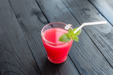 ahşap bir masa karpuz suyu