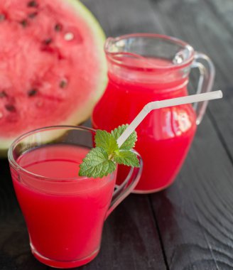 ahşap bir masa karpuz suyu