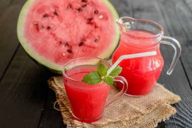 Ahşap bir masa karpuz suyu. Arka plan olarak kullanılabilir