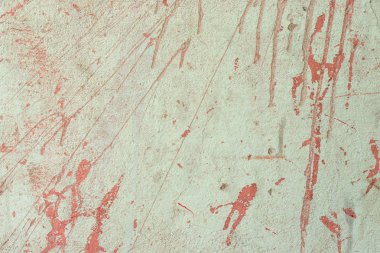 Çizik ve çatlaklarla dolu bir duvar parçası.