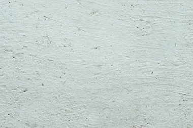 Çizik ve çatlaklarla dolu bir duvar parçası.