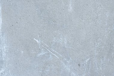 Çizik ve çatlaklarla dolu bir duvar parçası.