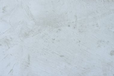 Çizik ve çatlaklarla dolu bir duvar parçası.