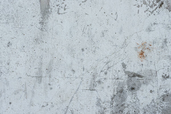 Фрагмент стены с царапинами и трещинами