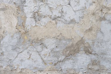 Çizik ve çatlaklarla dolu bir duvar parçası.