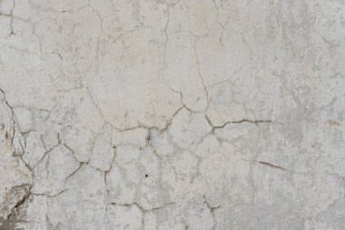 Çizik ve çatlaklarla dolu bir duvar parçası.